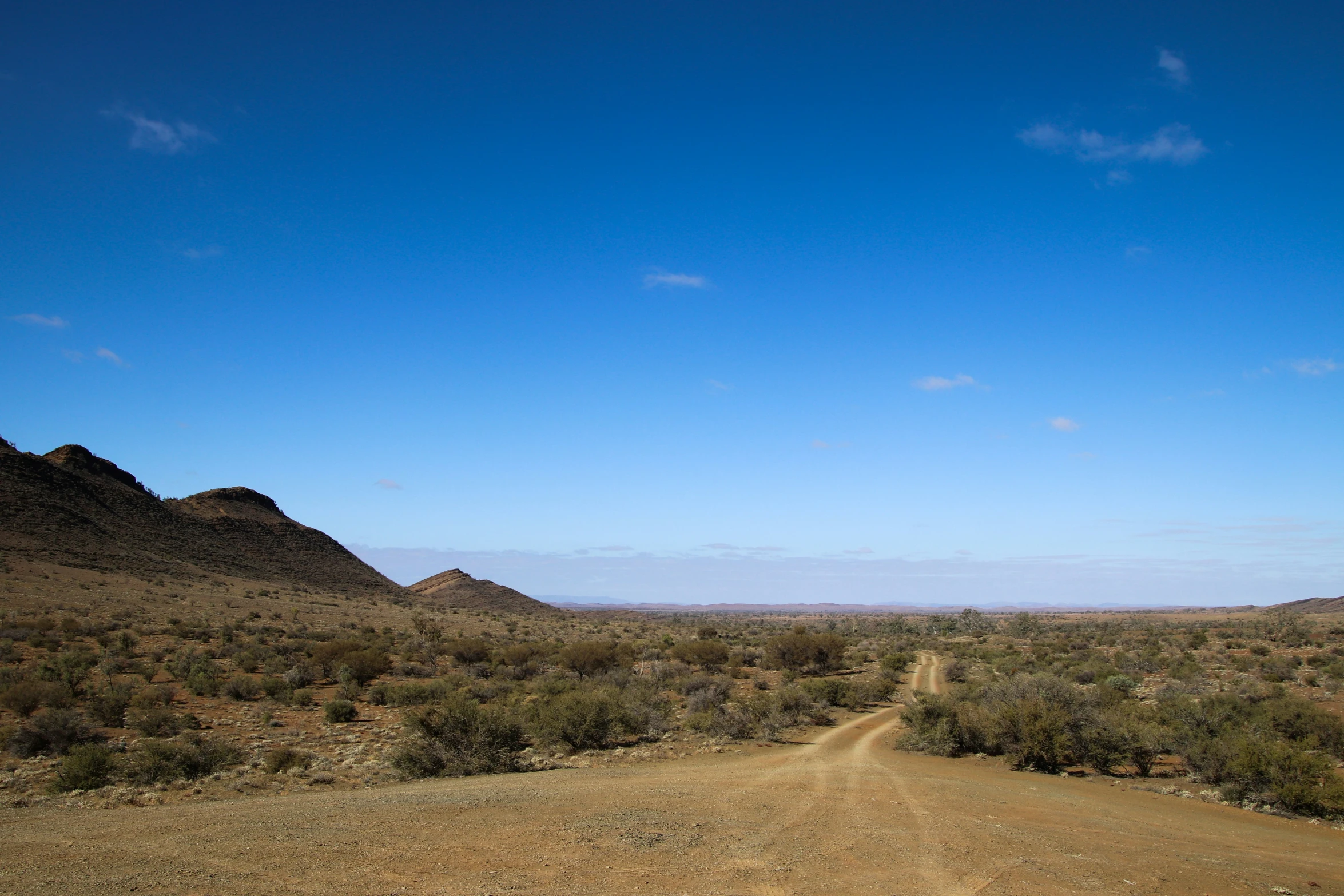 the road is quiet as the mountains are seen