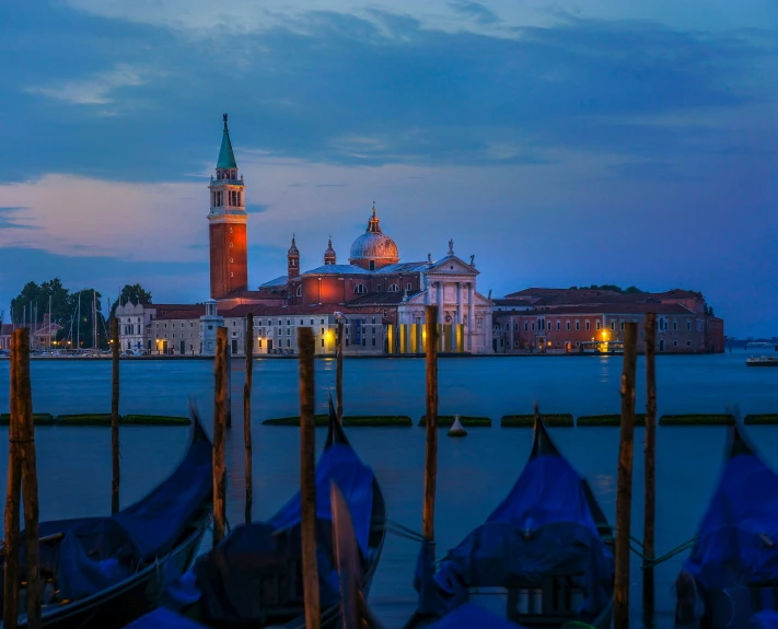 a very pretty city by the water with some boats in it