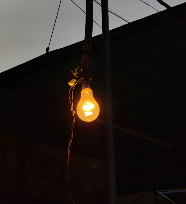 a light that is sitting on a pole