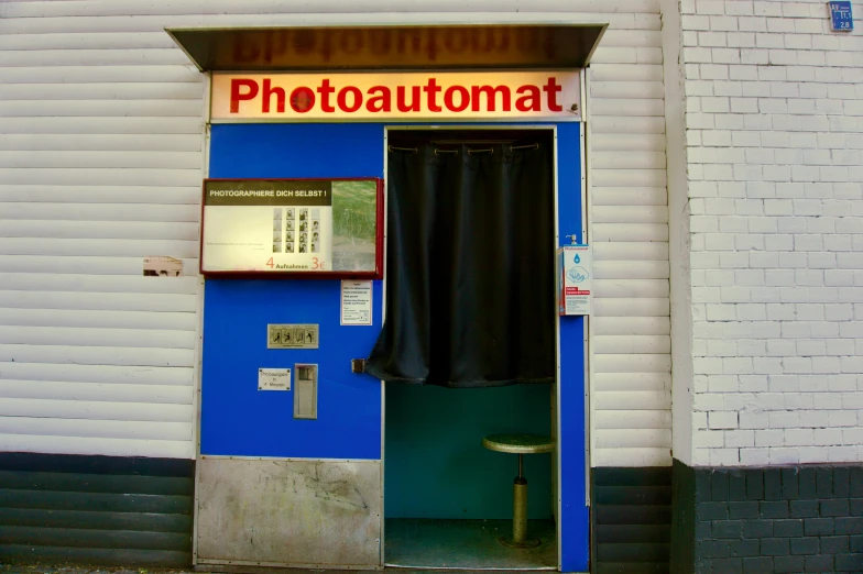 the blue and white door to the poautamat building