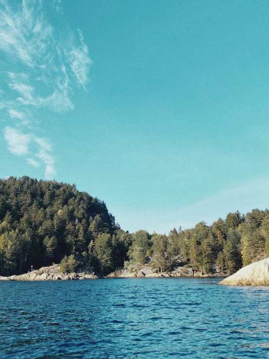 the trees and water are all around the mountain