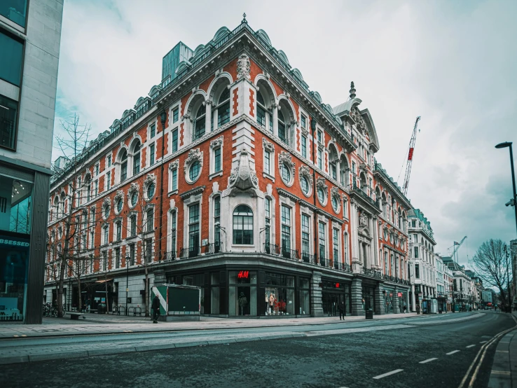 this is a building with many windows on a city street