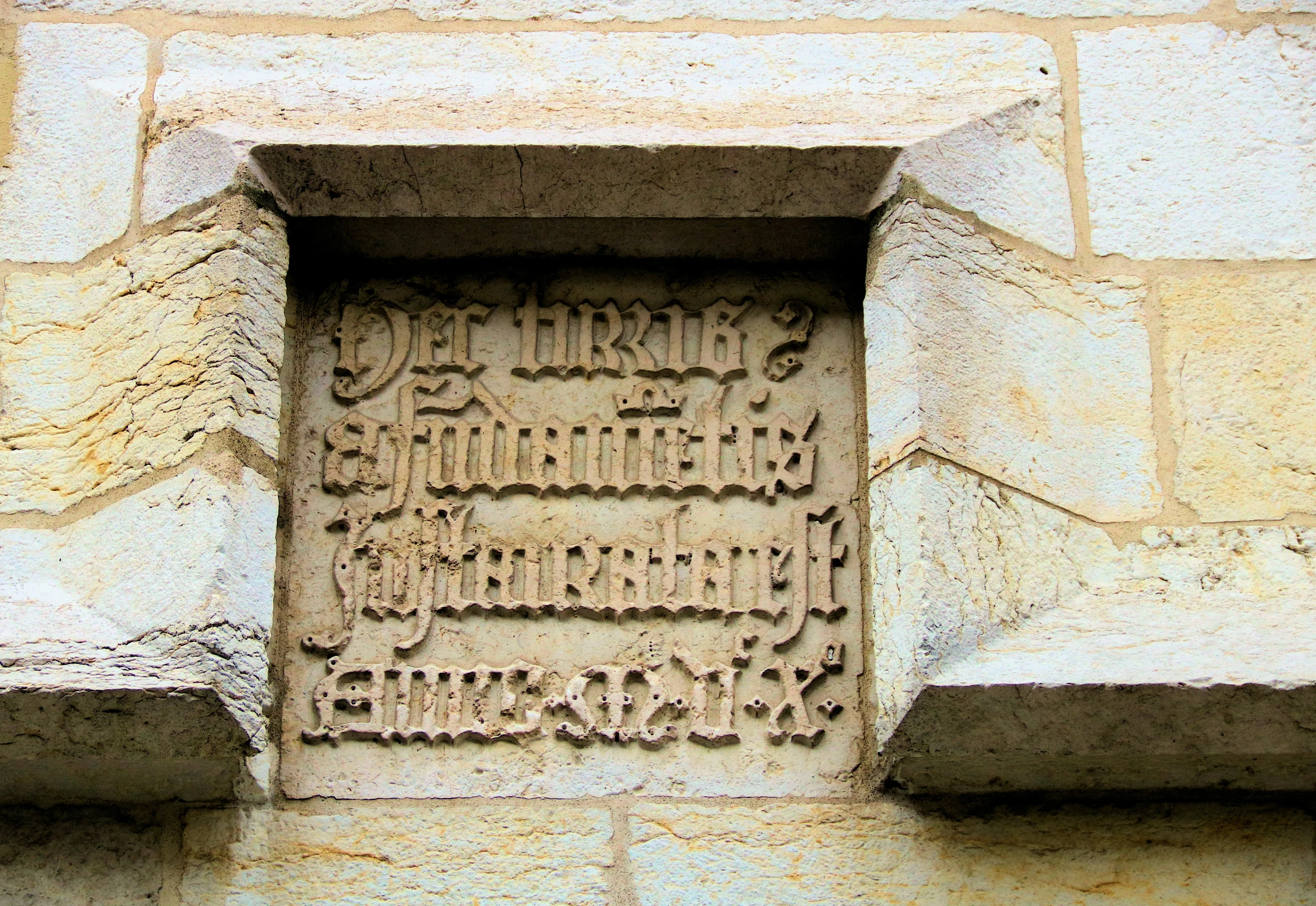 a stone block with writing that is written in arabic