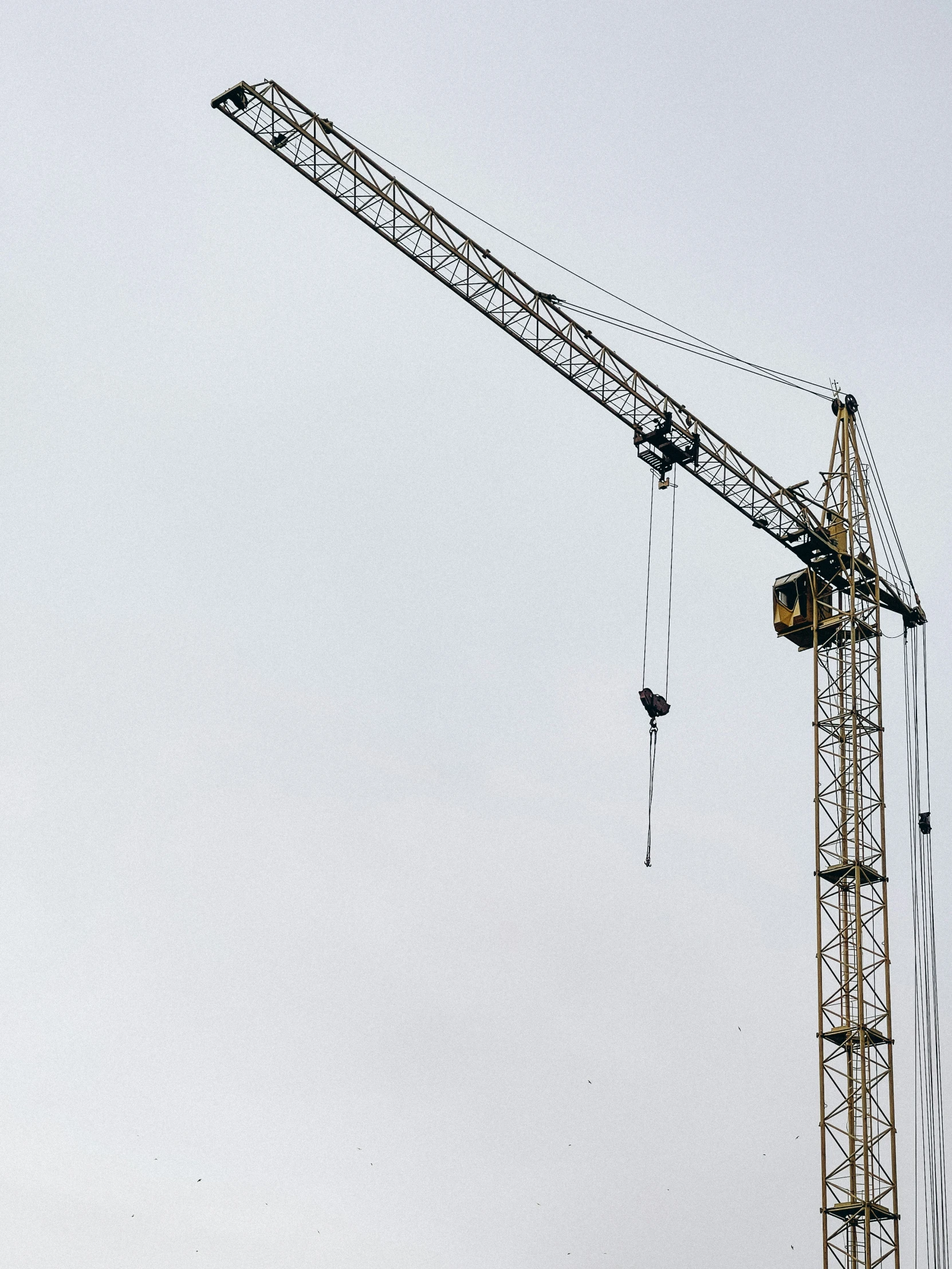 a crane is shown with several wires attached to it