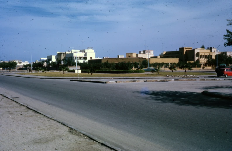 an empty street is in the middle of the city