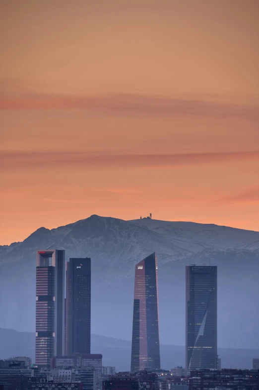 a beautiful s of a beautiful skyline with tall buildings