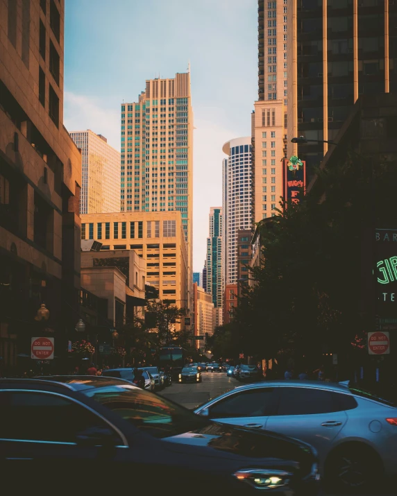 an image of many vehicles on a city street