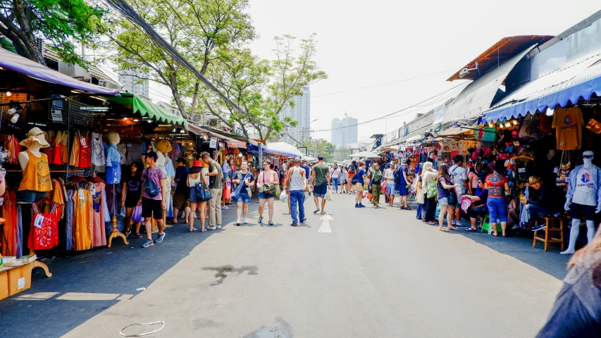 many people shop at some kind of outdoor market