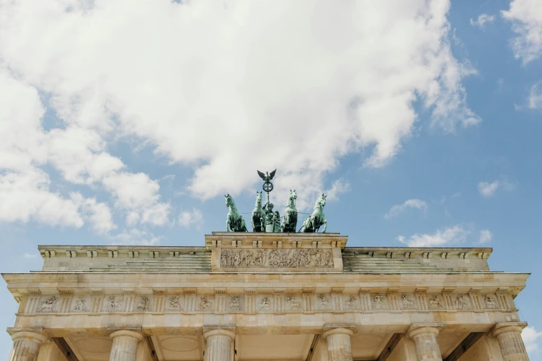 the arch has four statues on top of it