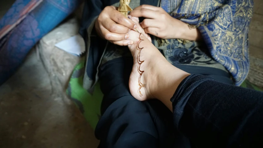 a woman is shown with her henches and feet in beads