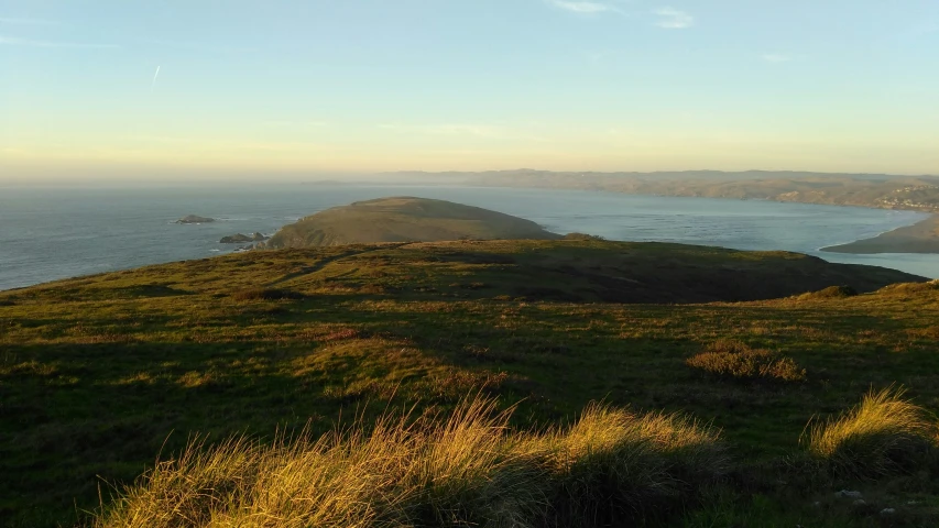 a hill with a view over the ocean