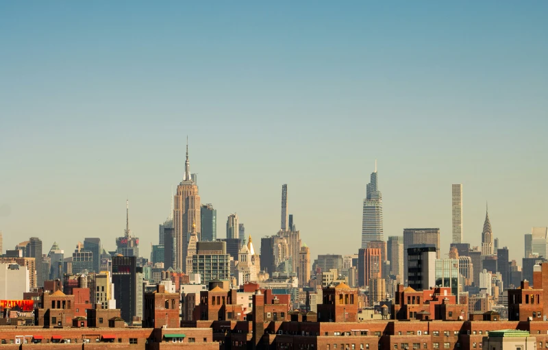 the large city skyline in new york's upper west suburbs