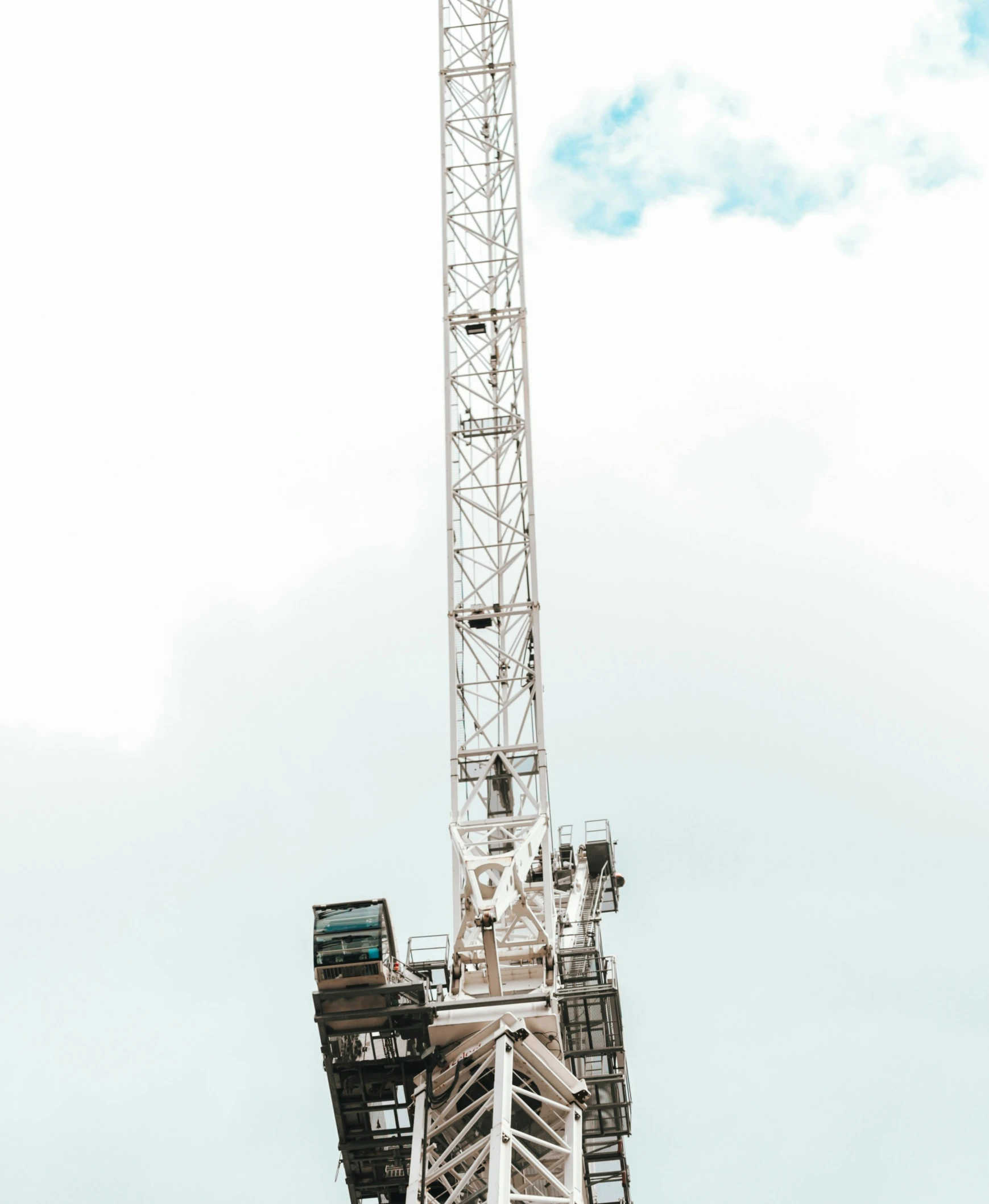 a crane is attached to the side of a structure