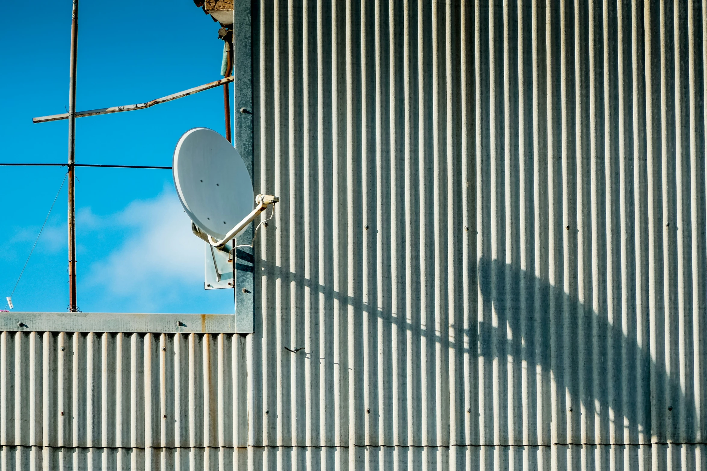 the antenna on the roof is attached to the outside wall