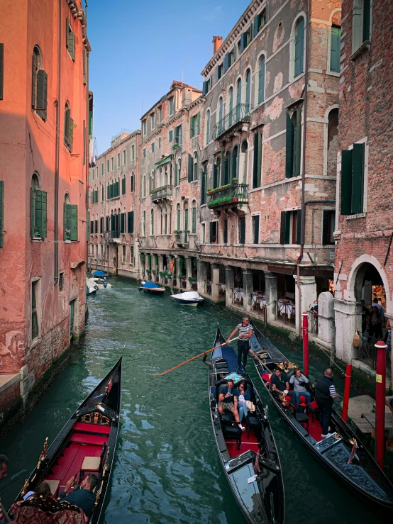 a river filled with lots of boats near buildings