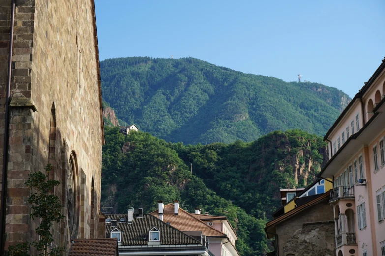 there is a mountain in the background behind this narrow street