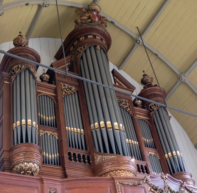 organ pipes sitting on the side of a building