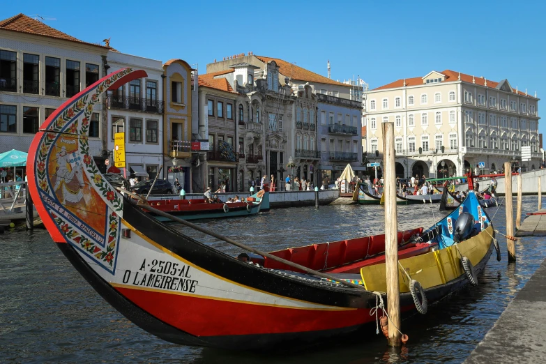 a boat sitting in the water next to some buildings