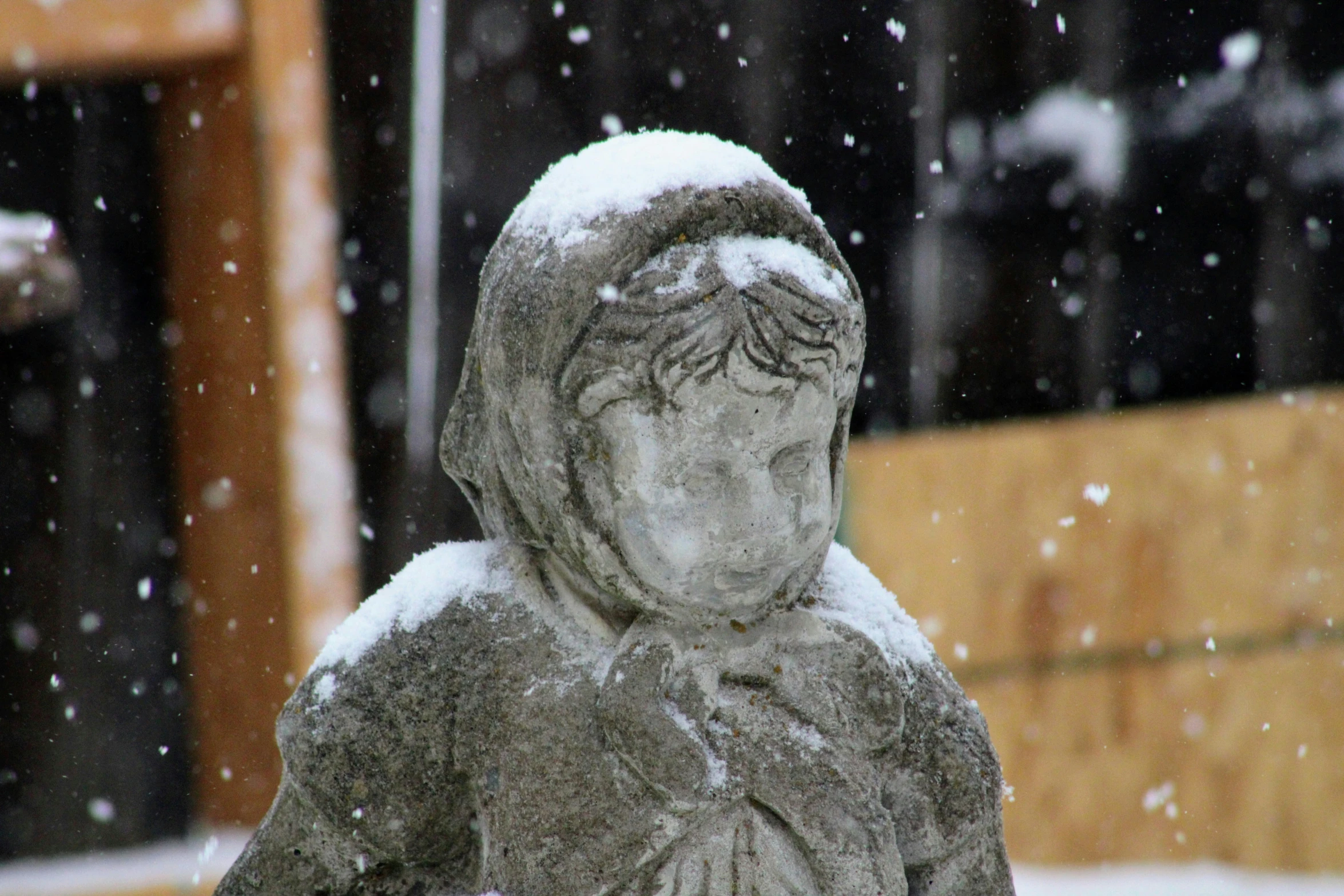 the statue is sitting outside during a snow storm