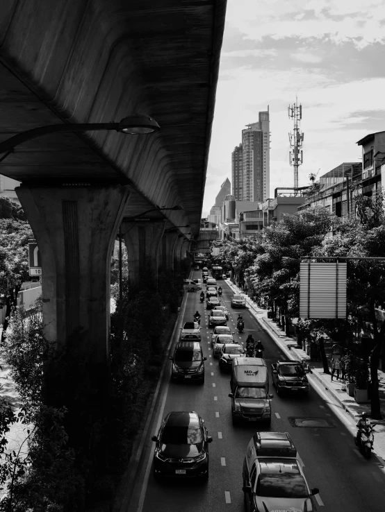 many cars are lined up on a highway in the city