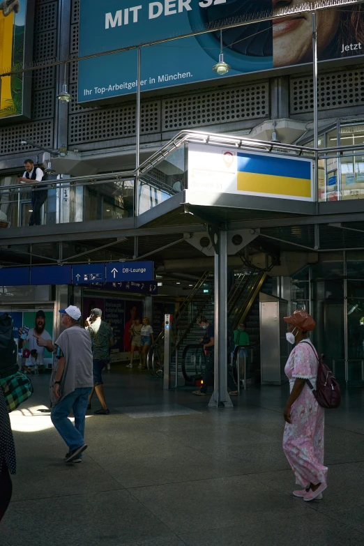 people walking around a large building with a sign reading mit der see