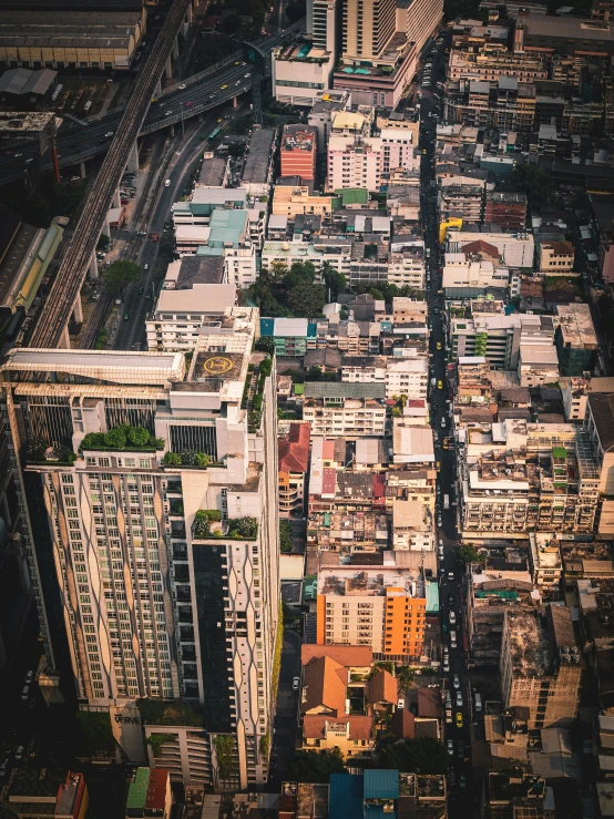 a wide s of a large building in a city