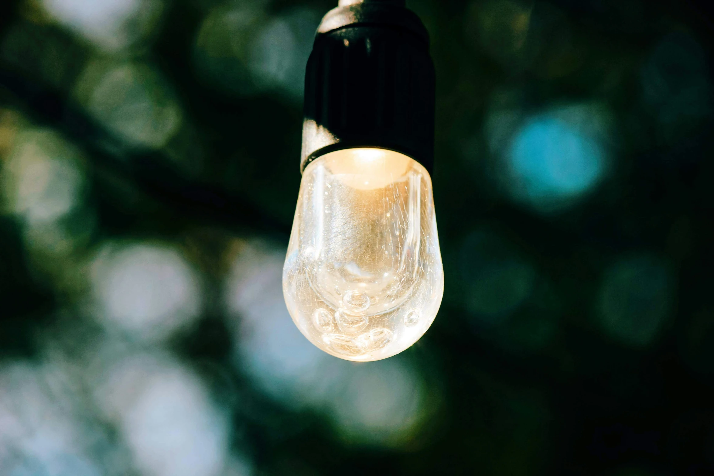 a light bulb attached to a light with the other side of it