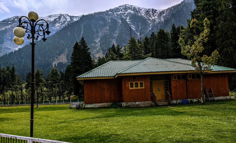 an old fashioned cabin with a green grass field