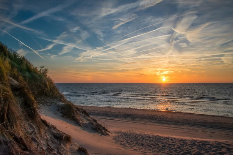 there is a sunset that can be seen over the ocean