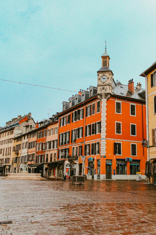 there are many buildings with windows and street lights on the street