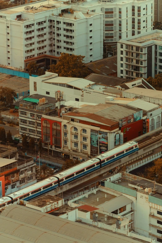 a train passes between many buildings in a city