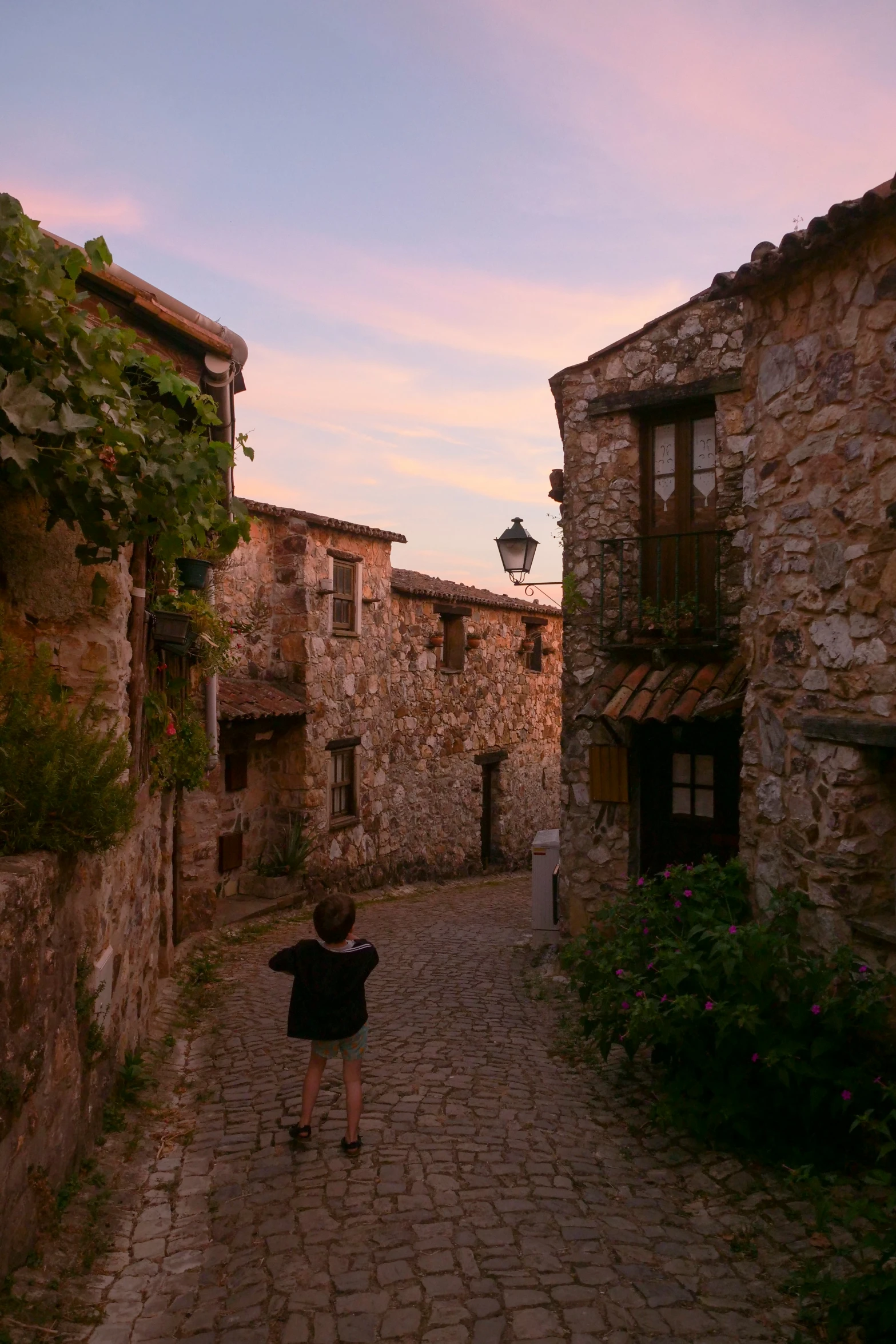 a young child is walking down an alleyway