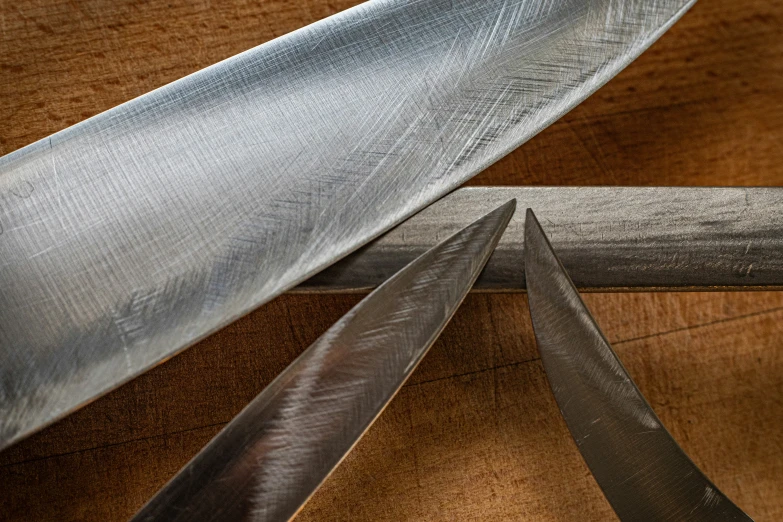 some metal blades on top of wooden table