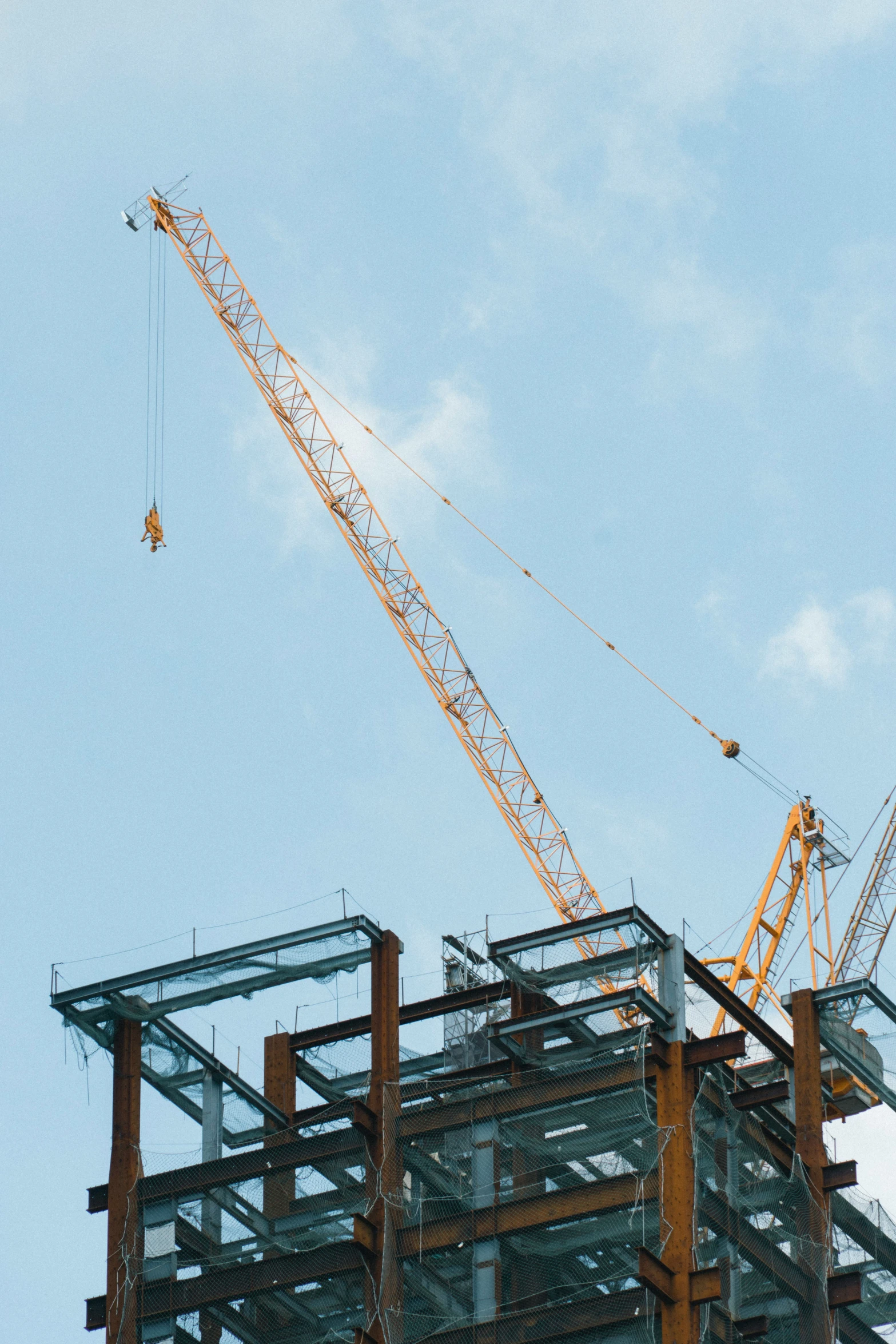 a crane that is standing up over some other construction