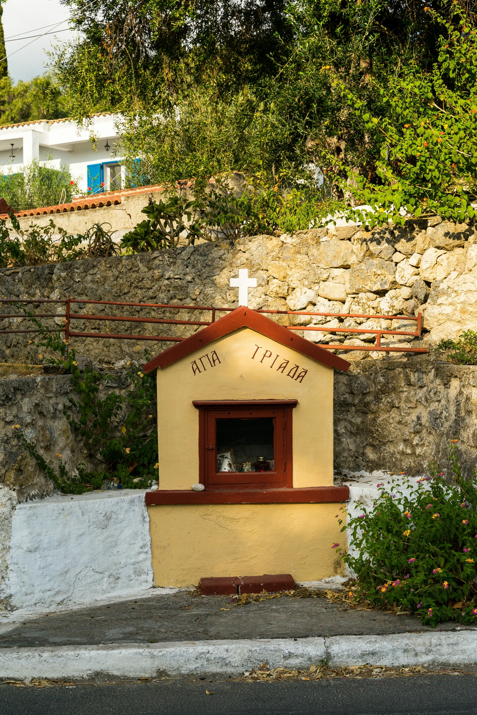 a small building sitting on the side of the road