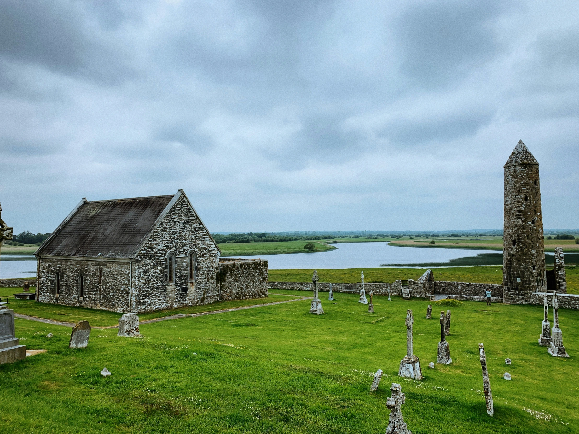 a small old church in the middle of the grass