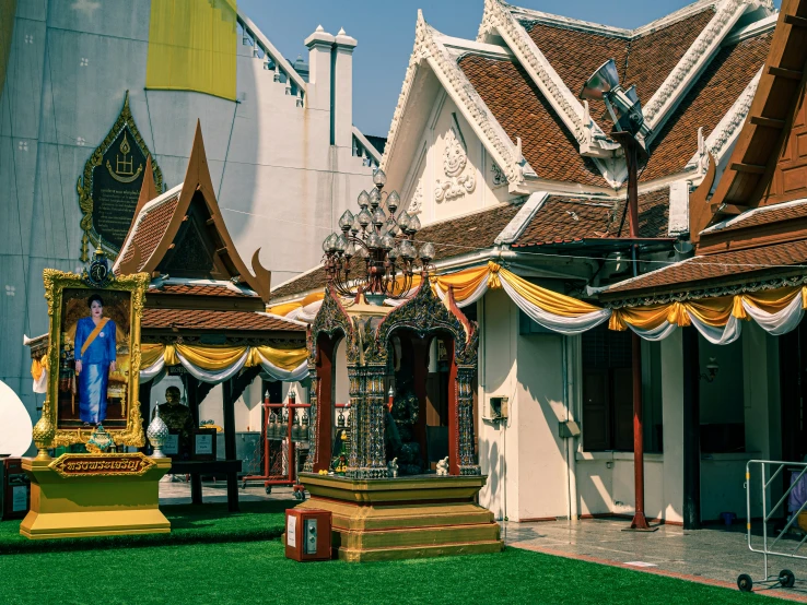 a small building with lots of white and brown roofs