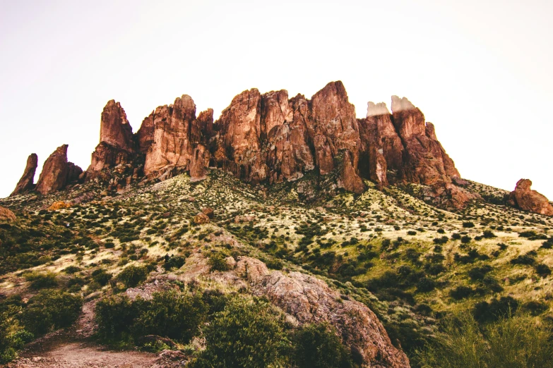 the desert is full of rocks and green vegetation