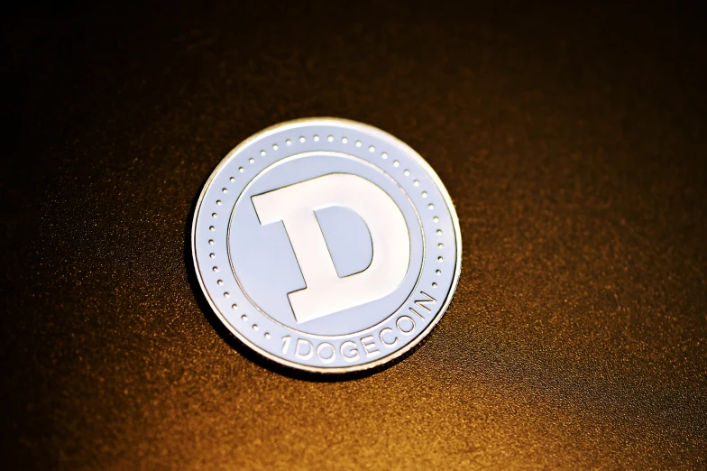 a coin with the letters d on it