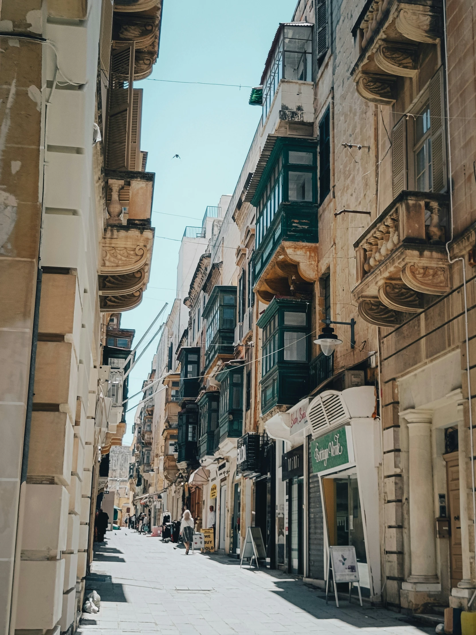 an old, narrow street is shown on a sunny day