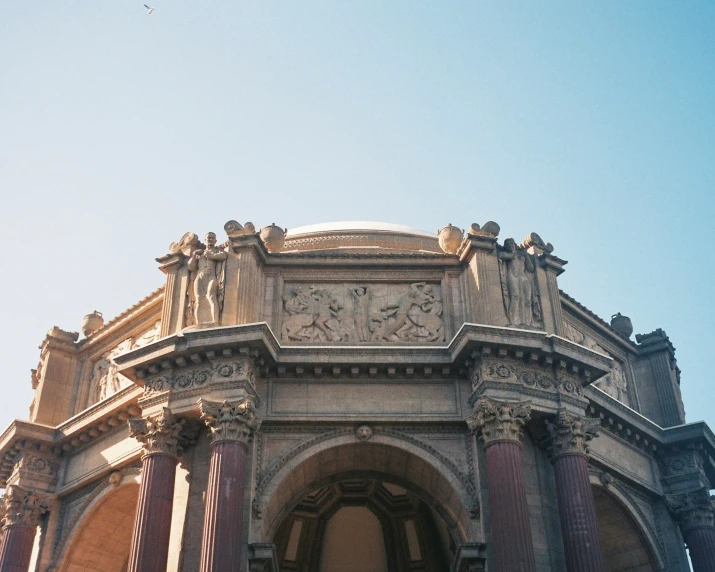 a picture of a large building with an arch