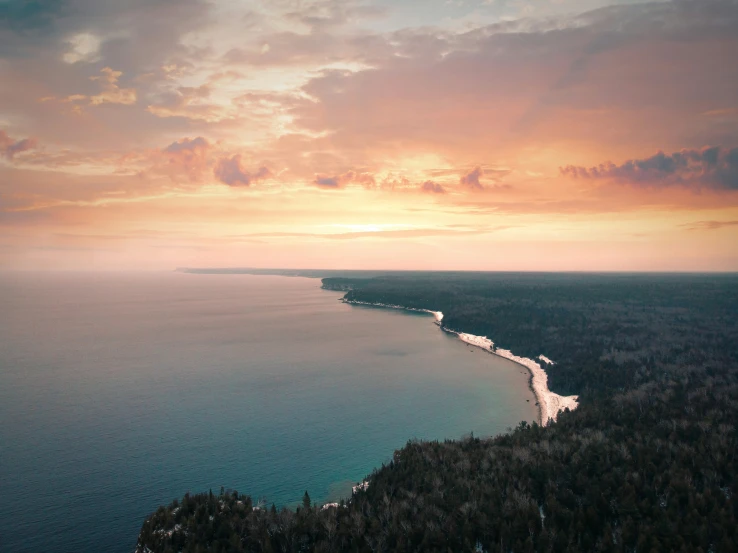 there is an aerial view of an ocean with a sky