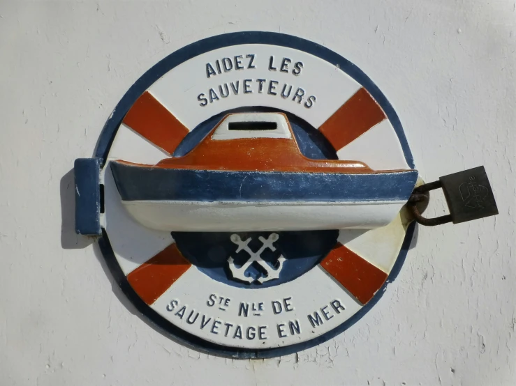 a wall mounted clock that says abez les savinetes