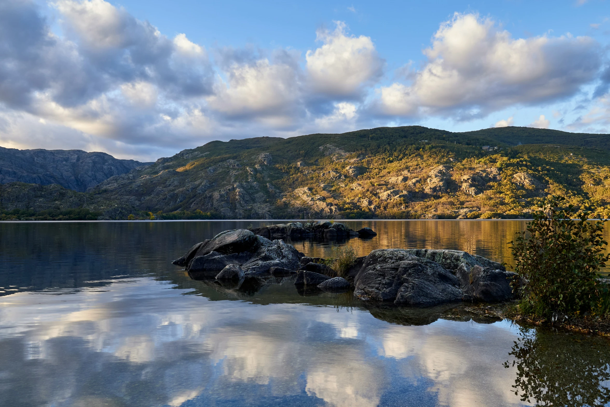 the beautiful landscape has very pretty mountains in the background