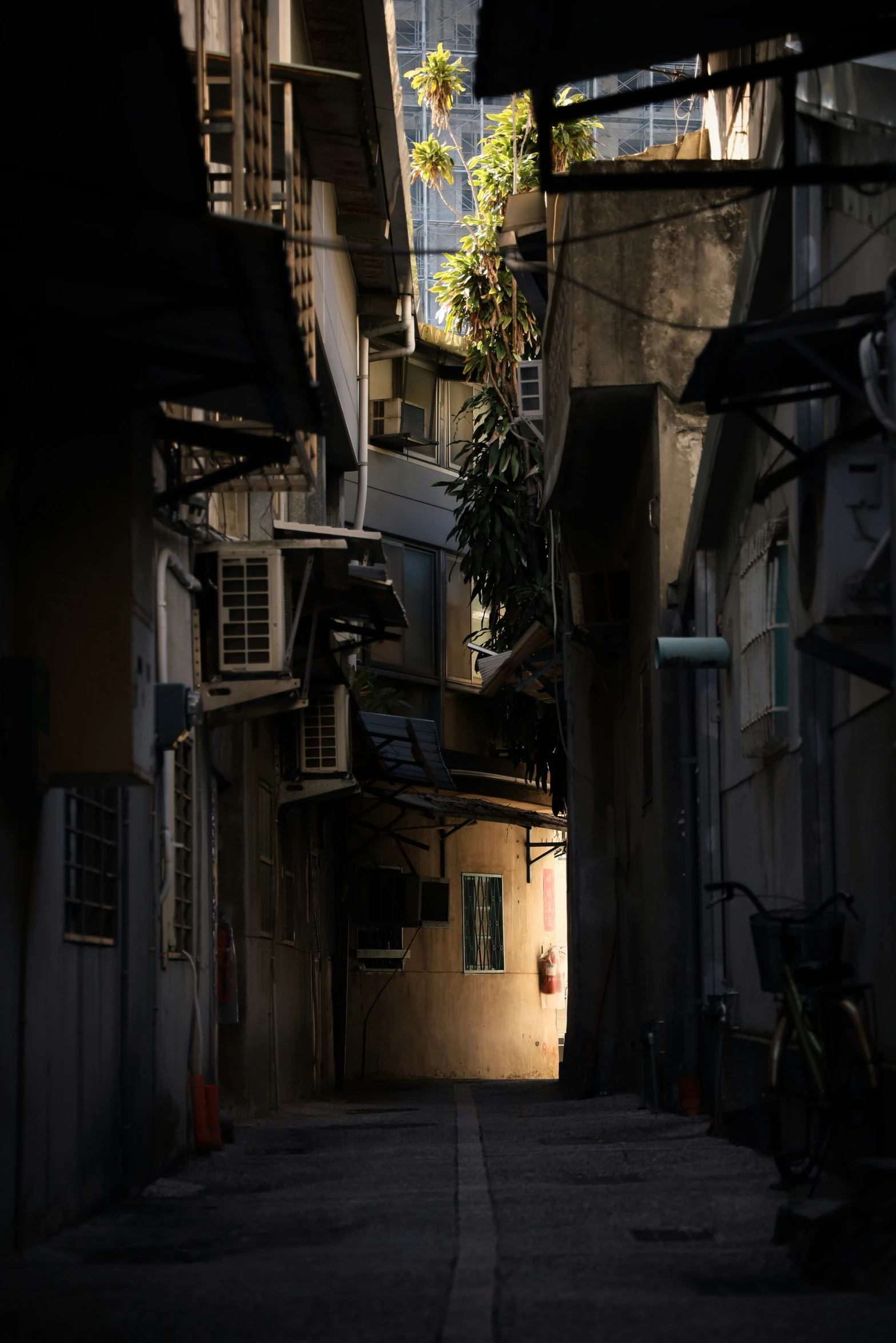 an alleyway with two buildings and windows in it