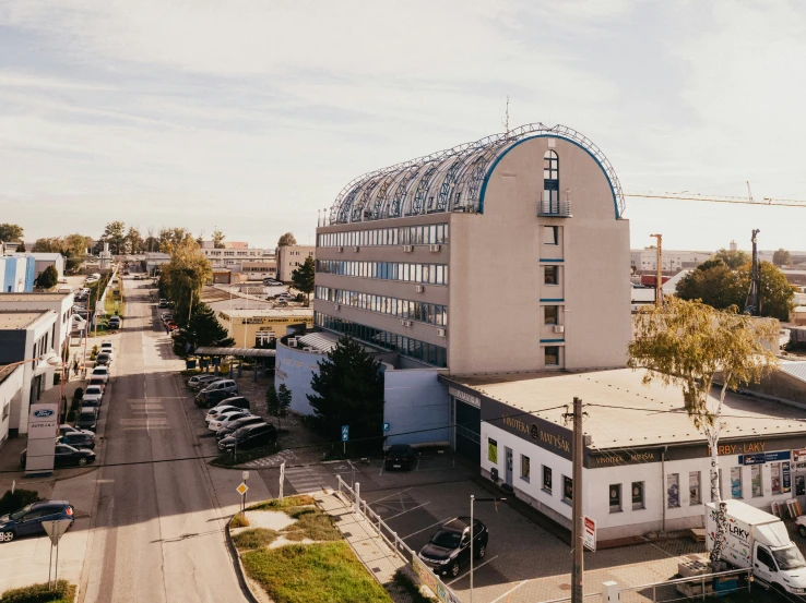 a large building on a city street