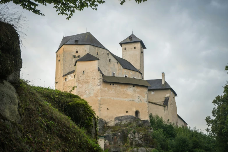 this po shows a castle that appears to be a renaissance era building