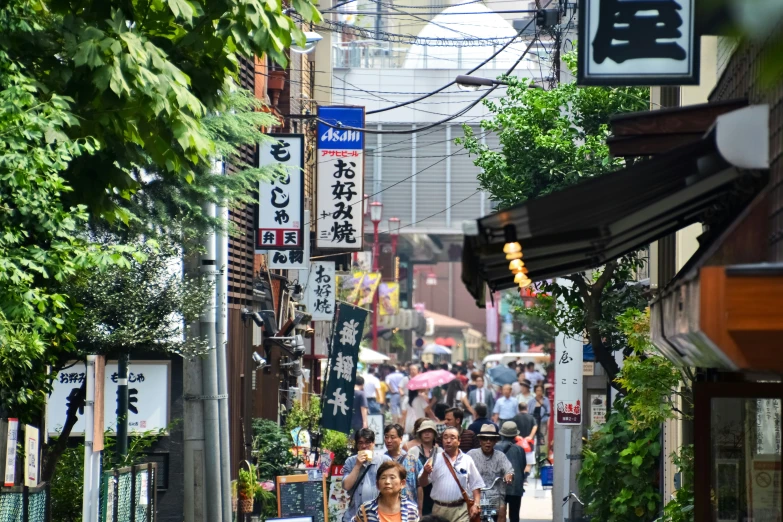 people are walking down an alley in the asian language