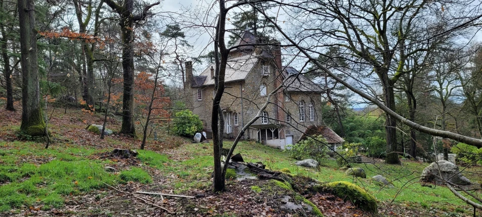 an old abandoned building sitting in the middle of the woods