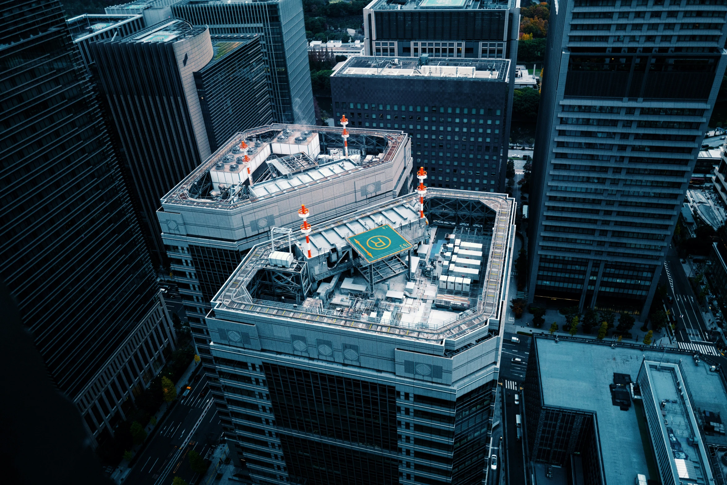 an outdoor area of skyscrs with large buildings in the background